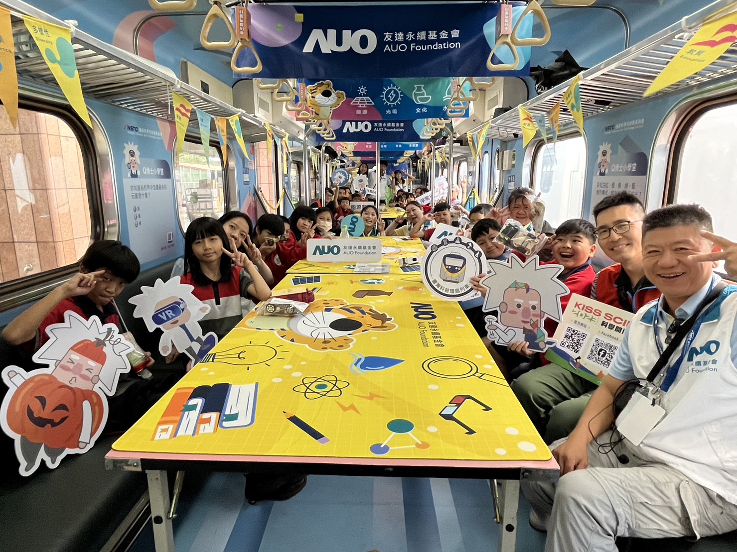 永續基金會參與「臺灣科普環島列車」，設計基礎科學車廂課程，以「淨零碳排和永續能源」為主題，讓學生透過創意實驗認識淨零知識，以及思考生活中的減碳行為