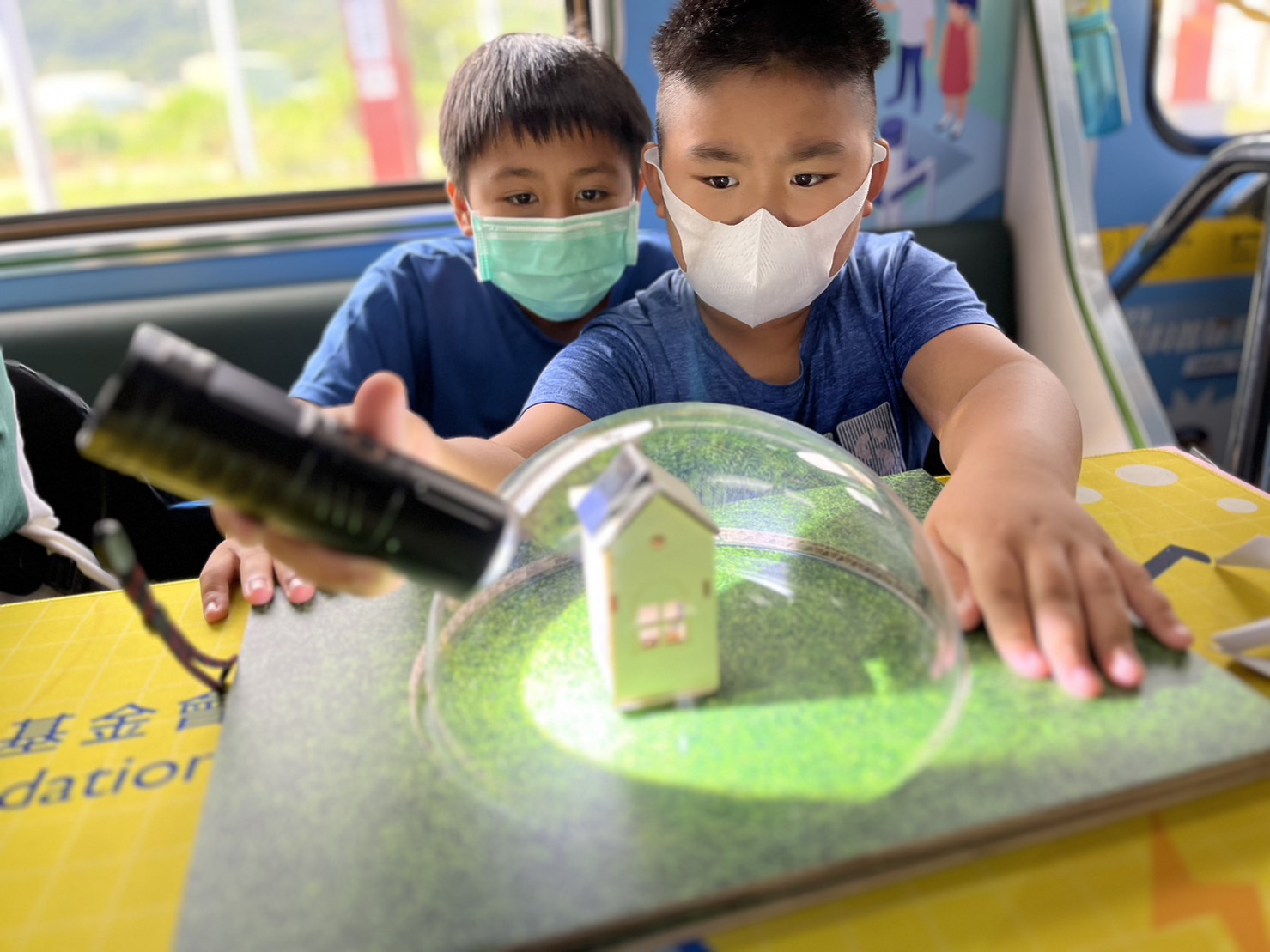 參與基礎科學主題車廂，以STEAM教學精神，設計「逐日科學家」、「太陽能工程師」以及「淨零建築師」三大能源科普課程和實驗